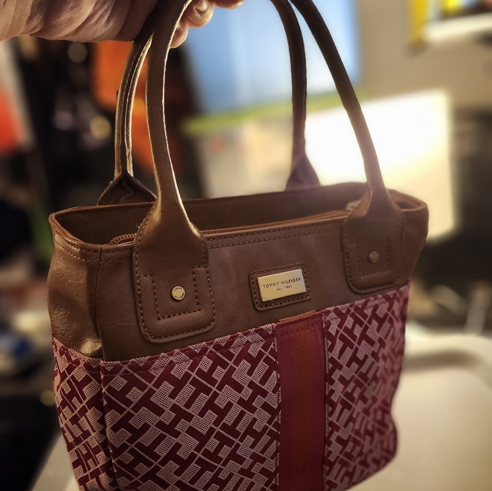 NWOT Tommy Hilfiger Hand Bag - VERY CHIC IN NEW CONDITION - Pink & Tan